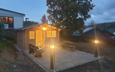 Die Lichtinstallation vervollständigt den Geräteschuppen und den Grillplatz